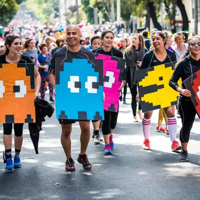 穿着吃豆人服装的跑步者参加Bay to Breakers Race SF